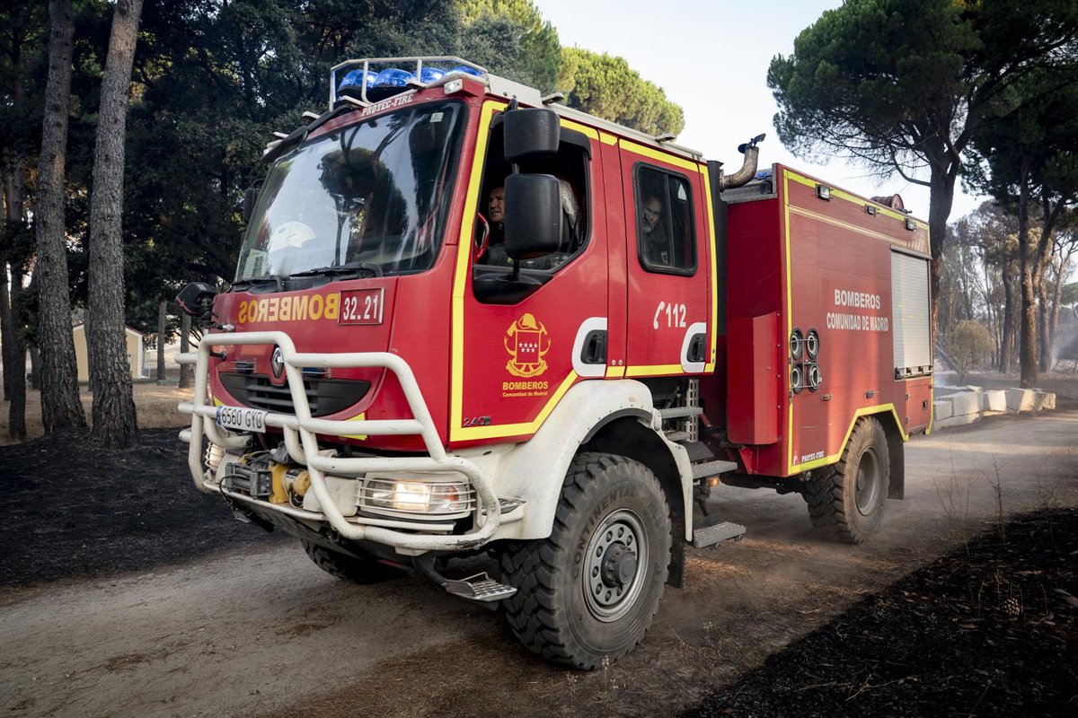 Más de 400 efectivos trabajarán durante la noche para contener el incendio al norte del Pantano de San Juan
